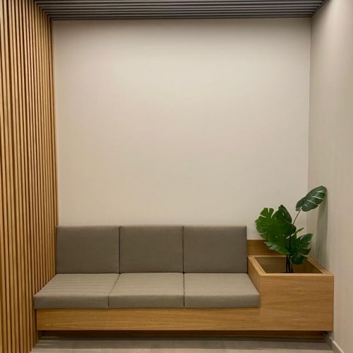 Detalle sofá tapizado gris