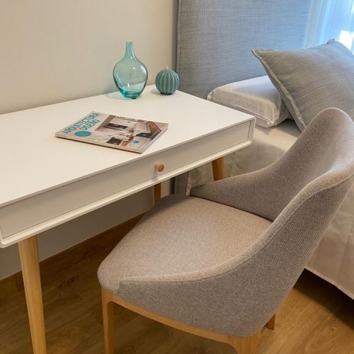 Butaca tapizada en vivienda reformada