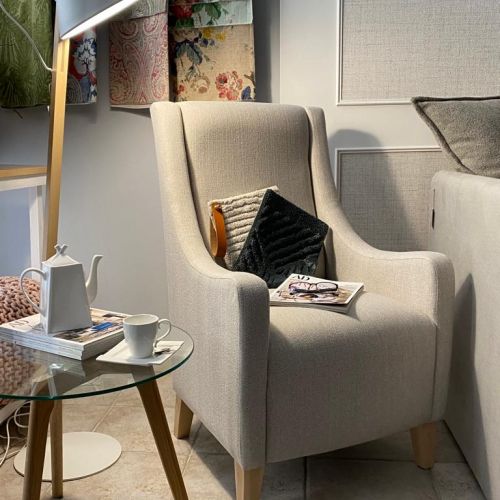 Butaca tapizada gris