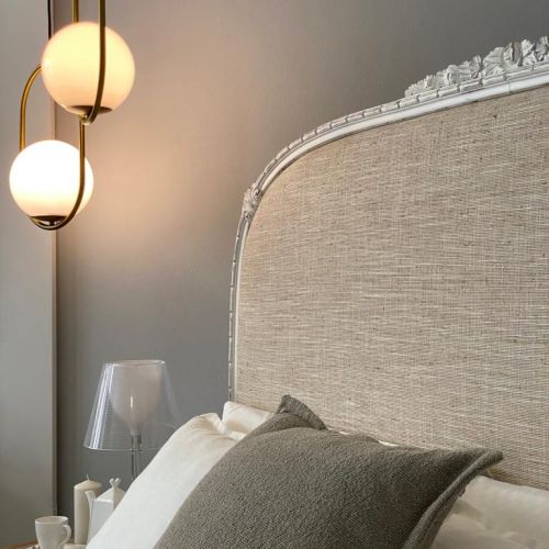 Cojines y cabecero tapizados